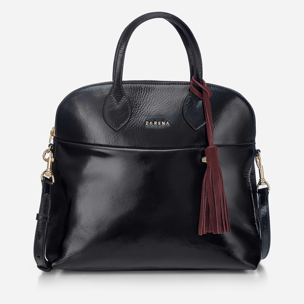 Dany – μαύρη τσάντα από λουστρίνι με μπορντό κρεμαστό αξεσουάρ